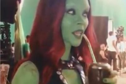 ZOE SALDANA TOMANDO MATE