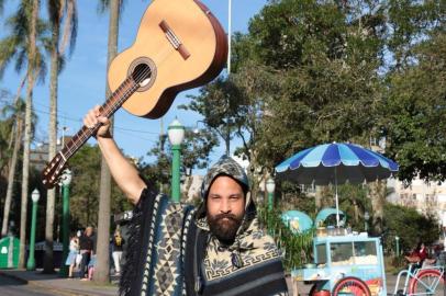 Músico equatoriano Ricardo Pita toca no Festival Música de Rua