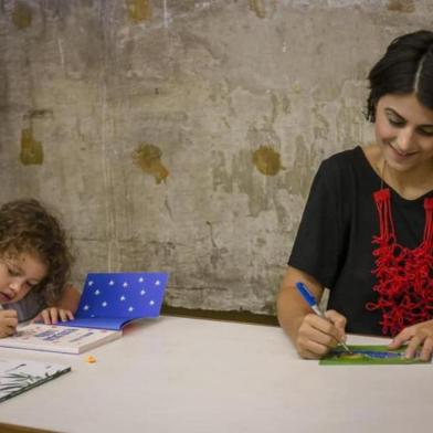 Manuela DÁvila (PCdoB) com a filha Laura autografando o livro Revolução Laura em abril, na USP, em São Paulo. 