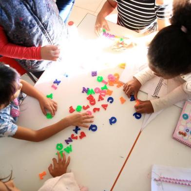  PORTO ALEGRE, RS, BRASIL - Inauguração da Escola Comunitária de Educação Básica (ECEB) Aldeia Lumiar. Trata-se de uma parceria entre a prefeitura de Porto Alegre, a ONG Aldeia e a escola Lumiar. Haverá oferta de ensino público pelo município utilizando métodos pedagógicos de instituição privada.Indexador: Jefferson Botega