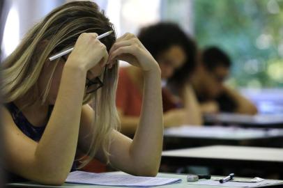  PORTO ALEGRE, RS, BRASIL, 06-01-2019: Estudantes enfrentam o primeiro dia de provas do Vestibular da Ufrgs no Colégio Estadual Júlio de Castilhos. (Foto: Mateus Bruxel / Agência RBS)