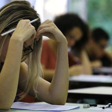  PORTO ALEGRE, RS, BRASIL, 06-01-2019: Estudantes enfrentam o primeiro dia de provas do Vestibular da Ufrgs no Colégio Estadual Júlio de Castilhos. (Foto: Mateus Bruxel / Agência RBS)