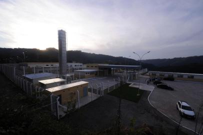  BENTO GONÇALVES, RSM BRASIL, 30/04/2019 - O secretário Luis de Araújo Faccioli, da nova Secretaria Estadual de Administração Penitenciária, visitou o novo presídio de Bento Gonçalves, que deve ser inaugurado ainda neste ano. O ex-procurador de Justiça foi acompanhado do superintende da Susepe, Mario Santa Maria Júnior, e do prefeito de Bento Gonçalves, Guilherme Pasin. (Marcelo Casagrande/Agência RBS)