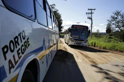  PORTO ALEGRE, RS, BRASIL, 29-04-2019: Ônibus circulam pela estrada Cantagalo, no extremo sul de Porto Alegre. Decreto da prefeitura permite que empresas desliguem o ar condicionado dos ônibus em estradas sem asfalto. Resta circular com as janelas abertas. (Foto: Mateus Bruxel / Agência RBS)