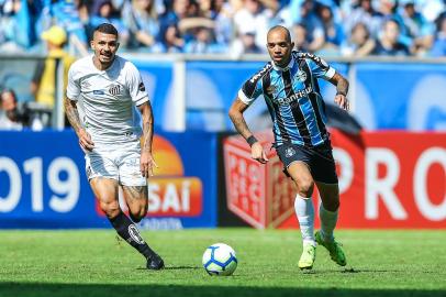 Diego Tardelli, do Grêmio, sendo marcado pelo volante Alisson, do Santos