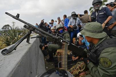  An opposition demonstrator throws a tear gas canister during clashes with soldiers loyal to Venezuelan President Nicolas Maduro after troops joined opposition leader Juan Guaido in his campaign to oust Maduro's government, in front of La Carlota military base in Caracas on April 30, 2019. - Guaido -- accused by the government of attempting a coup Tuesday -- said there was "no turning back" in his attempt to oust President Nicolas Maduro from power. (Photo by Matias DELACROIX / AFP)Editoria: WARLocal: CaracasIndexador: MATIAS DELACROIXSecao: crisisFonte: AFPFotógrafo: STR