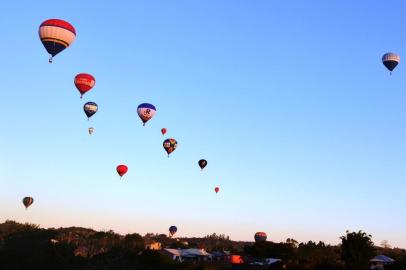  Quarenta e dois balões irão sobrevoar o céu de Torres, no litoral gaúcho, em mais uma edição do Festival de Balonismo, até segunda-feira, 1º de maio. Além deles, quatro balões têm formato especial: a Galinha Pintadinha, a Cegonha, o Cristo Redentor e o Palhaço.