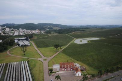 CAXIAS DO SUL, RS, BRASIL (06/03/2019)Um helicóptero realiza, a partir dos Pavilhões, voos panorâmicos sobre o Parque de Eventos. A empresa Tri táxi Aéreo também oferece a possiblidade de visitar vinícolas da região como a vinícola Luiz Argenta e conehcer um pouco mais sobre a produção de vinho na Serra. (Antonio Valiente/Agência RBS)