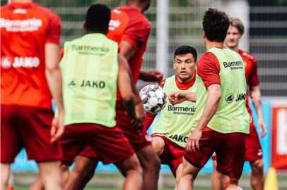 Volante chileno Charles Aránguiz, ex-Inter, durante treino do Bayer Leverkusen