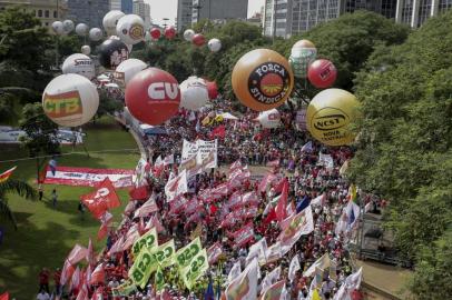 Centrais sindicais participam da celebraÃ§Ã£o do Dia do TrabalhoSÃO PAULO, SP, 01.05.2019: DIA-TRABALHO - Centrais sindicais e os movimentos sociais participam da celebração do Dia do Trabalho, nesta quarta-feira (1º), no Vale do Anhangabaú, na região central de São Paulo (SP). Dez centrais sindicais brasileiras se unem neste ano para um ato unificado em comemoração ao Dia do Trabalho e para se manifestar contra a Reforma da Previdência. É a primeira vez que as centrais sindicais se juntam na celebração do dia 1º de Maio. Entre elas estão CUT e Força Sindical. (Foto: Suamy Beydoun/Agif/Folhapress)Local: Sao Paulo ;SP ;Brasil