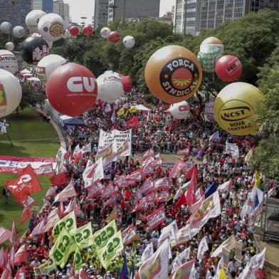 Centrais sindicais participam da celebraÃ§Ã£o do Dia do TrabalhoSÃO PAULO, SP, 01.05.2019: DIA-TRABALHO - Centrais sindicais e os movimentos sociais participam da celebração do Dia do Trabalho, nesta quarta-feira (1º), no Vale do Anhangabaú, na região central de São Paulo (SP). Dez centrais sindicais brasileiras se unem neste ano para um ato unificado em comemoração ao Dia do Trabalho e para se manifestar contra a Reforma da Previdência. É a primeira vez que as centrais sindicais se juntam na celebração do dia 1º de Maio. Entre elas estão CUT e Força Sindical. (Foto: Suamy Beydoun/Agif/Folhapress)Local: Sao Paulo ;SP ;Brasil