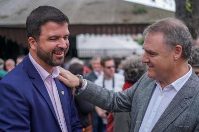 Neri, o Carteiro (Solidariedade) prestigiou eventos na região das Hortênsias e no Vale dos Vinhedos, na Serra Gaúcha, acompanhando o Governador Eduardo Leite (PSDB). Na foto, com o presidente da GramadoTur, Edson Néspolo (PDT)