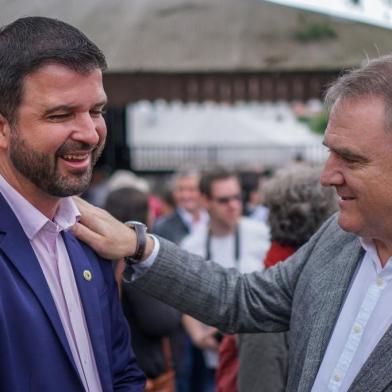 Neri, o Carteiro (Solidariedade) prestigiou eventos na região das Hortênsias e no Vale dos Vinhedos, na Serra Gaúcha, acompanhando o Governador Eduardo Leite (PSDB). Na foto, com o presidente da GramadoTur, Edson Néspolo (PDT)