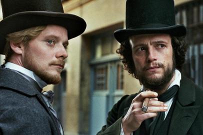 August Diehl e Stefan Konarskeem O Jovem Karl Marx(2017)