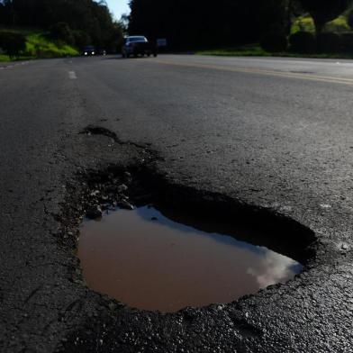  FARROUPILHA, RS, BRASIL, 01/05/2019. Percorremos 32km das rodovias estaduais RSC-453 e ERS-122, no trecho do Shopping Iguatemi, em Caxias, até o entroncamento com a BR-470 em Bento Gonçalves, passando por Farroupilha, para ver a situação da pavimentação e sinalização. Na foto, Km 112 da RSC-453, buraco grande na pista. (Porthus Junior/Agência RBS)