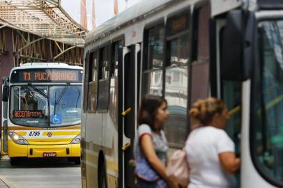 PORTO ALEGRE, RS, BRASIL, 27-12-2016: Linha T1, no Terminal Triângulo. Teste da nova tabela de horários de verão de ônibus para averiguar se ocorrem atrasos e se os coletivos dispõem de acessibilidade e ar condicionado. (Foto: Mateus Bruxel / Agência RBS)