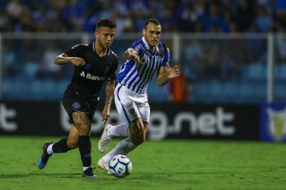 Gremio x AvaiRS - FUTEBOL/CAMPEONATO BRASILEIRO 2019/GREMIO X AVAI - ESPORTES - Lance da partida entre Gremio e Avai disputada na noite desta quarta-feira, no Estadio da Ressecada, em FlorianÃ³polis, valida pelo Campeonato Brasileiro 2019. FOTO: LUCAS UEBEL/GREMIO FBPAEditoria: SPOIndexador: Lucas UebelSecao: futebolFonte: Gremio.netFotógrafo: Gremio x Avai