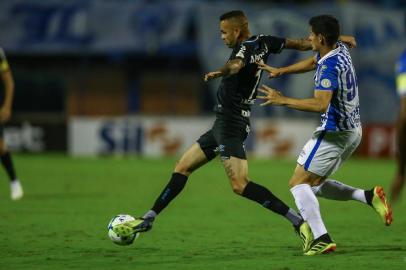 Gremio x AvaiRS - FUTEBOL/CAMPEONATO BRASILEIRO 2019/GREMIO X AVAI - ESPORTES - Lance da partida entre Gremio e Avai disputada na noite desta quarta-feira, no Estadio da Ressecada, em FlorianÃ³polis, valida pelo Campeonato Brasileiro 2019. FOTO: LUCAS UEBEL/GREMIO FBPAEditoria: SPOIndexador: Lucas UebelSecao: futebolFonte: Gremio.netFotógrafo: Gremio x Avai