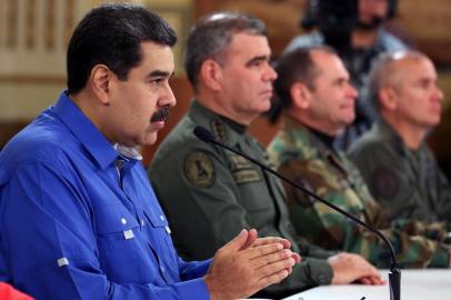 Handout photo released by the Venezuelan Presidency of Venezuelas President Nicolas Maduro (L) next to Venezuelan Defence Minister Vladimir Padrino (C) and the chief of the Estrategic Operations Command of the Bolivarian National Armed Forces (CEOFANB) Remigio Ceballos delivering a message at the Miraflores presidential palace in Caracas, on April 30, 2019. - Maduro denied Tuesday claims by US Secretary of State Mike Pompeo that he had intended to flee to Cuba in the midst of a military uprising against him. (Photo by HO / Venezuelan Presidency / AFP) / RESTRICTED TO EDITORIAL USE - MANDATORY CREDIT AFP PHOTO / VENEZUELAN PRESIDENCY - NO MARKETING NO ADVERTISING CAMPAIGNS - DISTRIBUTED AS A SERVICE TO CLIENTS