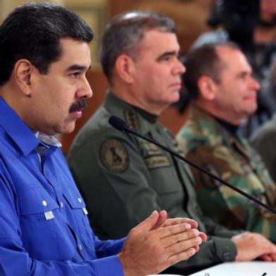 Handout photo released by the Venezuelan Presidency of Venezuelas President Nicolas Maduro (L) next to Venezuelan Defence Minister Vladimir Padrino (C) and the chief of the Estrategic Operations Command of the Bolivarian National Armed Forces (CEOFANB) Remigio Ceballos delivering a message at the Miraflores presidential palace in Caracas, on April 30, 2019. - Maduro denied Tuesday claims by US Secretary of State Mike Pompeo that he had intended to flee to Cuba in the midst of a military uprising against him. (Photo by HO / Venezuelan Presidency / AFP) / RESTRICTED TO EDITORIAL USE - MANDATORY CREDIT AFP PHOTO / VENEZUELAN PRESIDENCY - NO MARKETING NO ADVERTISING CAMPAIGNS - DISTRIBUTED AS A SERVICE TO CLIENTS