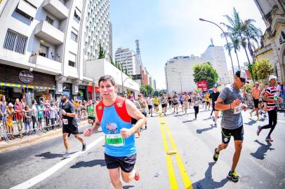 Nos últimos anos, o turismo para participar de corridas de rua vem crescendo no Brasil. Muitos corredores participam de provas nacionais e internacionais, dando preferência para as provas que acontecem em locais com apelo turístico. Assim, muitos brasileiros viajam para participar de provas internacionais (Maratonas de Nova Iorque, Boston, Londres, Buenos Aires e Punta del Este) ou nacionais (Maratonas de Florianópolis, São Paulo, Rio de Janeiro e Porto Alegre).Aqui no Brasil, a prova mais famosa é a tradicional Corrida de São Silvestre, que acontece no último dia do ano, em São Paulo, com percurso de 15 km.No ano passado, participei pela primeira vez da corrida, que teve 30 mil corredores e, claro, aproveitei a viagem para visitar as exposições no MASP (Museu de Arte de São Paulo).Na imagens, uma vista externa do MASP, duas pinturas de Pablo Picasso na exposição principal, o início da corrida e, a menos de um quilômetro da chegada, a famosa subida da avenida Brigadeiro Luis Antônio.Jefferson Machado VesciaSanta Rosa-RS