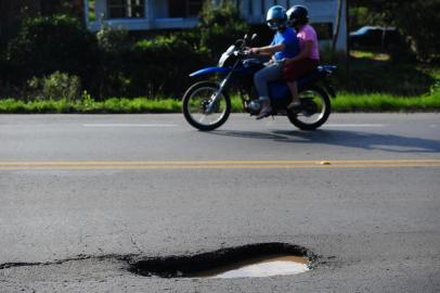  FARROUPILHA, RS, BRASIL, 01/05/2019. Percorremos 32km das rodovias estaduais RSC-453 e ERS-122, no trecho do Shopping Iguatemi, em Caxias, até o entroncamento com a BR-470 em Bento Gonçalves, passando por Farroupilha, para ver a situação da pavimentação e sinalização. Na foto, Km 112 da RSC-453, buraco grande na pista. (Porthus Junior/Agência RBS)