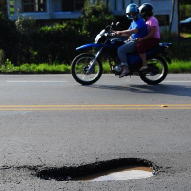  FARROUPILHA, RS, BRASIL, 01/05/2019. Percorremos 32km das rodovias estaduais RSC-453 e ERS-122, no trecho do Shopping Iguatemi, em Caxias, até o entroncamento com a BR-470 em Bento Gonçalves, passando por Farroupilha, para ver a situação da pavimentação e sinalização. Na foto, Km 112 da RSC-453, buraco grande na pista. (Porthus Junior/Agência RBS)