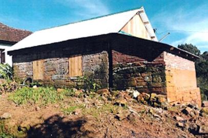  A primeira casa dos Dessbesell no Brasil ¿ 1863. A construção em pedra de arenito, recentemente restaurada, está localizada no distrito de Monte Alverne - Rio Tal, Santa Cruz do Sul.