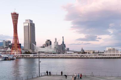 A view of the Kobe skyline.KOBE, Japan -- BC-TRAVEL-TIMES-36-JAPAN-PORT-ART-NYTSF -- A view of the Kobe skyline. In 1868, after more than two centuries of isolationism, the opening of the port of Kobe brought a wave of international influences to this sunny city on the main Japanese island of Honshu. These days visitors will find Western-style mansions built by foreign diplomats, music influenced by the United States, and dim sum in the citys Chinatown district. But the main attractions remain rooted in the region. Kobe is the western neighbor of more well-trafficked tourist destinations â Kyoto is less than a half-hour away on the Shinkansen bullet train; Osaka is just 15 minutes. Although the city is best known for its beef, those who linger in this welcoming, walkable metropolis will also discover a singular music scene, memorable museums, eclectic shopping, little-known regional specialties and an easygoing atmosphere tinged with the foreign flavors that continue to flow through the cityâs glittering harbor. (CREDIT: Andrew Faulk/The New York Times)--ONLY FOR USE WITH ARTICLE SLUGGED -- BC-TRAVEL-TIMES-36-JAPAN-PORT-ART-NYTSF -- OTHER USE PROHIBITED.Editoria: TRALocal: KobeIndexador: ANDREW FAULKFonte: NYTNSFotógrafo: STR