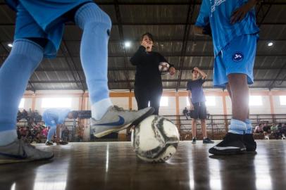  SÃO FRANCISCO DE PAULA, RS, BRASIL, 17-04-2019: A ex-jogadora de futebol Maria Córdova durante treino com integrantes do projeto Meninos da Vila no ginásio municipal de São Francisco de Paula. Há dez anos ela criou esse projeto onde, além da aulas de futebol, ajuda na socialização de jovens da periferia da cidade da Serra gaúcha. (Foto: Mateus Bruxel / Agência RBS)