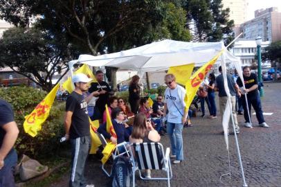 Professores protestam contra atrasos nos pagamentos em Caxias