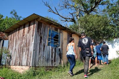  VIAMÃO-RS- BRASIL- Escola Estadual João Barbosa, no bairro Universal, passou por um incêndio há um ano e sofre com problemas estruturais. Por falta de salas de aula, estudantes estudam em  um galpão de costaneira, com fiação elétrica exposta e sem forro.  FOTO FERNANDO GOMES/ DIÁRIO GAÚCHO.