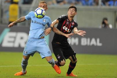  PORTO ALEGRE, RS, BRASIL, 22-04-2018. Grêmio recebe o Atlético-PR pela segunda rodada do Brasileirão.Time de Renato Portaluppi tem o desfalque de Kannemann, mas Luan volta ao time. Na foto: Everton (LAURO ALVES/AGÊNCIA RBS)