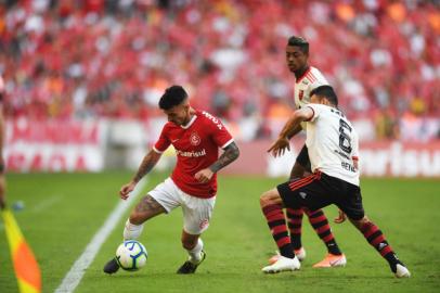 Lateral do Inter Zeca durante partida contra o Flamengo