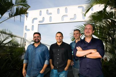  PORTO ALEGRE, RS, BRASIL, 10-04-2018. Guga Garcia, Vinícius Garcia, Eduardo Corte Real e  Lúcio Martins.  Grupo Austral e Lúcio Martins criam projeto de bar Rooftop no Hotel Laghetto Viverone Moinhos. (FOTO ANDRÉA GRAIZ/AGÊNCIA RBS).Indexador: Andrea Graiz