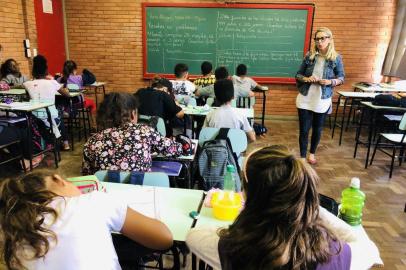 Escola VereadorCarlos Pessoa de Brum começa ano letivo com falta de 9 professores. Alunos do 5º ano tem aulas só três vezes por semana. Turma B22 do 5º ano. Turma da professora Benny Diefenthaeler.