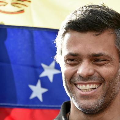 Venezuelan high-profile opposition politician Leopoldo Lopez smiles as he speaks with the press outside the Spanish embassy in Caracas, on May 2, 2019, where he sought refuge since claiming to have been freed from house arrest two days ago by rebel military personnel. - Venezuelas top court on Thursday ordered the arrest of opposition figure Leopoldo Lopez. (Photo by Juan BARRETO / AFP)