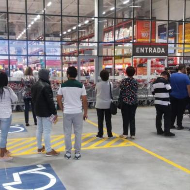 Clientes fazem fila para a inaguração do Stok Center em Caxias do Sul.  