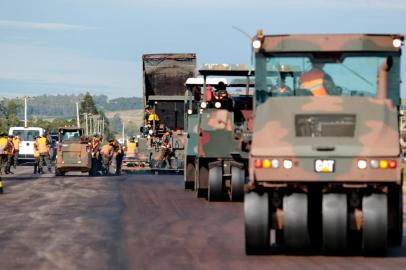  BARRA DO RIBEIRO- RS- BRASIL- 03/05/2019- BR-116, km 318 - Vistoria em obras do Exército na BR-116-  Comandante do Exército, general Edson Leal Pujol, visitará o destacamento responsável pela duplicação da BR116. FOTO FERNANDO GOMES/ ZERO HORA.