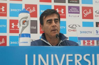 Gustavo Quinteros, técnico da Universidad Católica, adversário do Grêmio na Libertadores