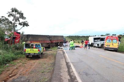 A colisão entre um ônibus com placas de Garibaldi e uma carreta terminou com dois mortos e quatro feridos na BR-163, em Diamantino, no Mato Grosso. As seis vítimas estavam no ônibus que transportava um grupo de gaúchos que voltava de uma pescaria no Pará. 