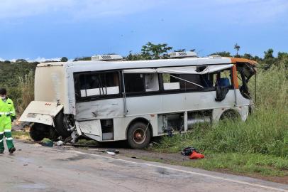 A colisão entre um ônibus com placas de Garibaldi e uma carreta terminou com dois mortos e quatro feridos na BR-163, em Diamantino, no Mato Grosso. As seis vítimas estavam no ônibus que transportava um grupo de gaúchos que voltava de uma pescaria no Pará.