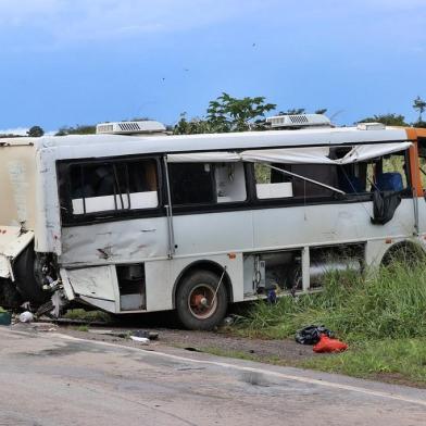 A colisão entre um ônibus com placas de Garibaldi e uma carreta terminou com dois mortos e quatro feridos na BR-163, em Diamantino, no Mato Grosso. As seis vítimas estavam no ônibus que transportava um grupo de gaúchos que voltava de uma pescaria no Pará.