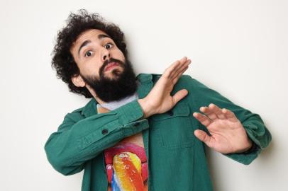 Murilo Couto apresenta espetáculo de stand-up Gala Seca neste domingo (5), em Caxias