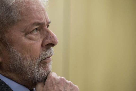 Lula concede entrevista exclusiva ÃÂ  Folha e ao jornal El PaÃÂ­sCURITIBA, PR, 26.04.2019: LULA-ENTREVISTA - O ex-presidente Lula concede entrevista exclusiva ÃÂ  Folha e ao jornal El PaÃÂ­s, na sede da PolÃÂ­cia Federal, em Curitiba, onde o petista estÃÂ¡ preso, nesta sexta-feira. (Foto: Marlene Bergamo/Folhapress)