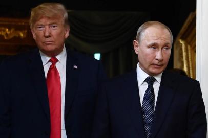  US President Donald Trump (L) and Russian President Vladimir Putin arrive for a meeting in Helsinki, on July 16, 2018. / AFP PHOTO / Brendan SmialowskiEditoria: POLLocal: HelsinkiIndexador: BRENDAN SMIALOWSKISecao: diplomacyFonte: AFPFotógrafo: STF