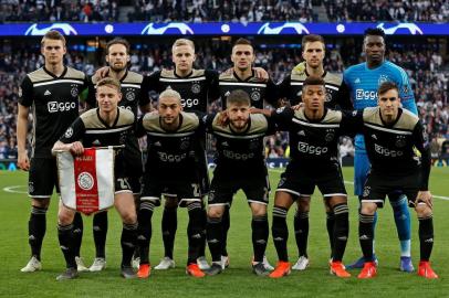 Ajaxs players (back row L-R) Ajaxs Dutch defender Matthijs de Ligt, Ajaxs Dutch defender Daley Blind, Ajaxs Dutch midfielder Donny van de Beek, Ajaxs Serbian striker Dusan Tadic, Ajaxs Dutch defender Joel Veltman and Ajaxs Cameroonian goalkeeper Andre Onana  (front row (L-R) Ajaxs Dutch midfielder Frenkie de Jong, Ajaxs Moroccan midfielder Hakim Ziyech, Ajaxs Danish midfielder Lasse Schone, Ajaxs Brazilian striker David Neres and Ajaxs Argentinian defender Nicolas Tagliafico pose for a team photo ahead of the UEFA Champions League semi-final first leg football match between Tottenham Hotspur and Ajax at the Tottenham Hotspur Stadium in north London, on April 30, 2019. (Photo by Ian KINGTON / IKIMAGES / AFP)