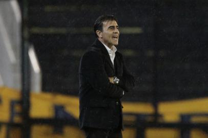 Chiles Universidad Catolica coach Gustavo Quinteros gestures during their Copa Libertadores football match against Argentinas Rosario Central at Gigante de Arroyito stadium, in Rosario, Argentina, on April 24, 2019. (Photo by HECTOR RIO / AFP)