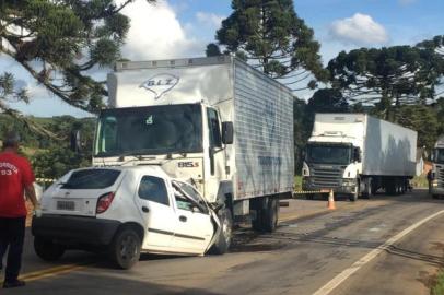 O motorista de um Celta morreu após uma colisão com um caminhão na ERS-122, em Ipê, na tarde deste sábado (4). O acidente aconteceu por volta das 15h, no Km 135.