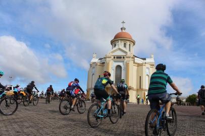 A programação que antecede a 140ª Romaria contemplou neste sábado dois públicos distintos: pela manhã, cerca de 800 ciclistas chegaram em procissão. À tarde, dezenas de crianças receberam a bênção de Caravaggio. Pela tarde, ainda, ocorreu o lançamento do Roteiro Caminhos de Caravaggio.